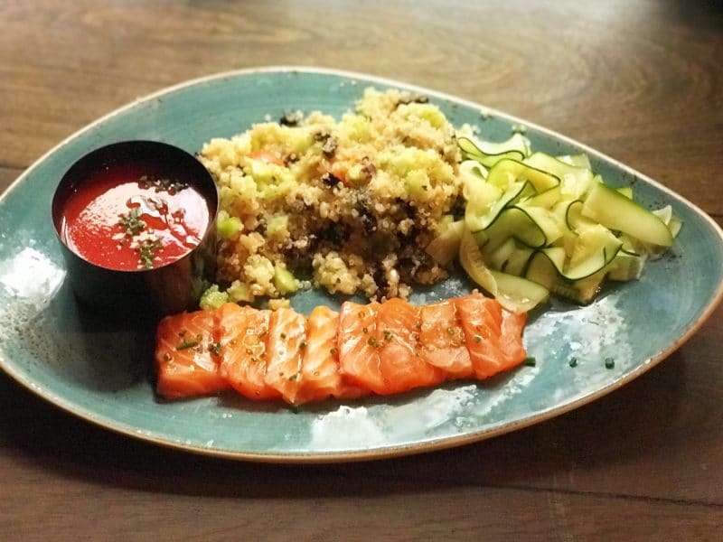  Salmón marinado con ensalada de quínoa pepino y pasas acompañado de tallarines de calabacín y sopa de tomate