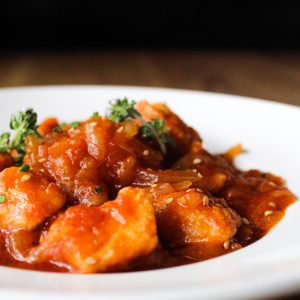 Bonito del norte a la plancha con salsa de tomate casera.