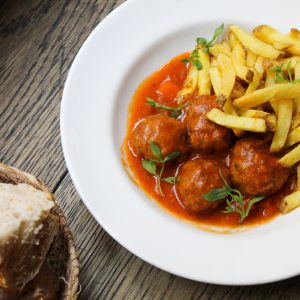Albóndigas de ternera a la jardinera con patatas fritas