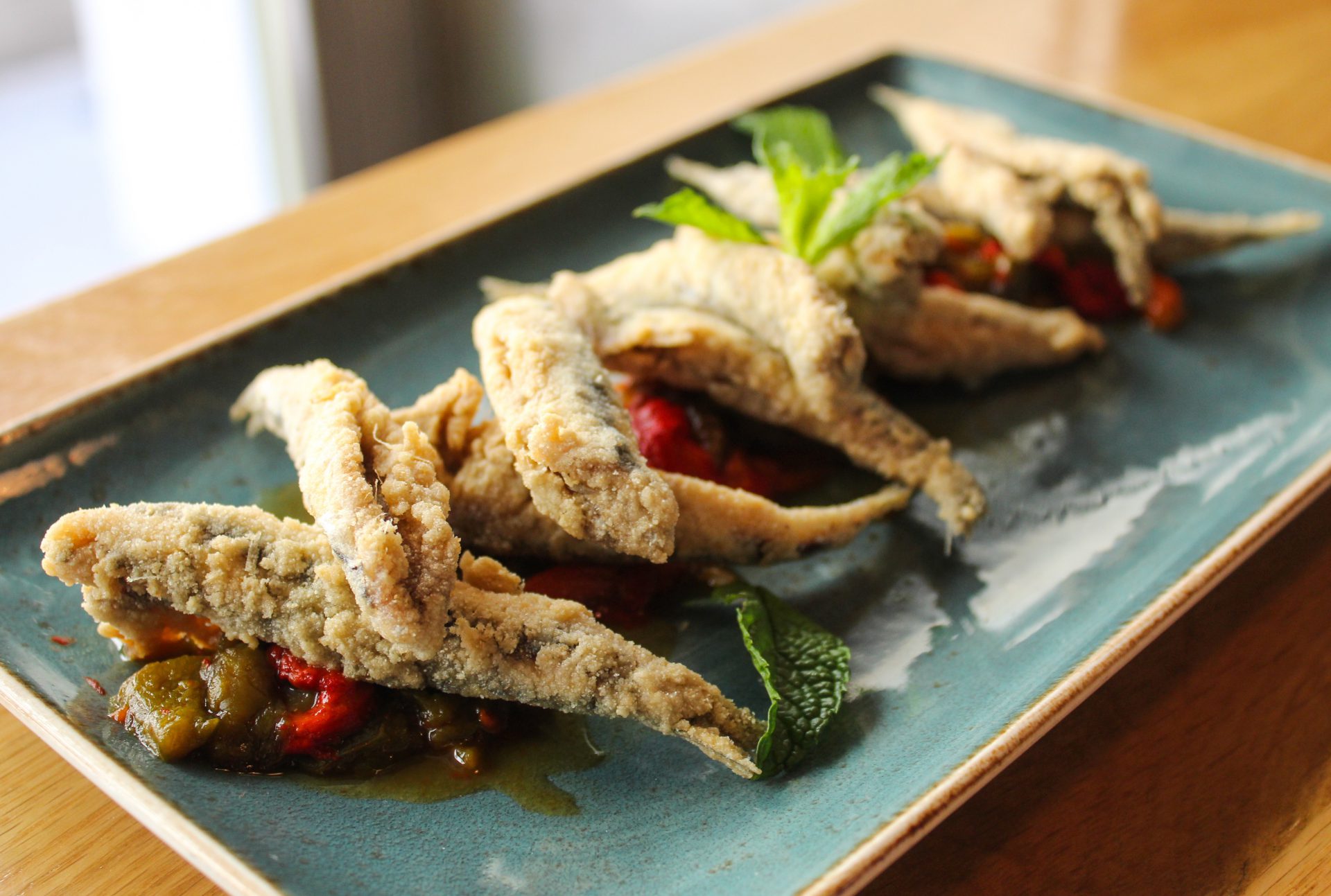 Boquerones fritos con ensalada de pimiento rojo y verde asados