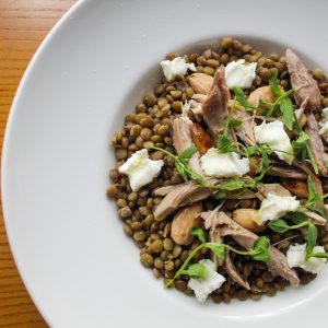 Ensalada de lentejas, queso de cabra, almendras y perdiz escabechada.