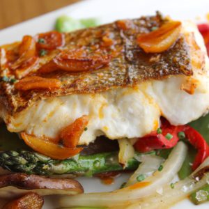 Merluza con verduritas, refrito de ajo y pimentón de la Vera