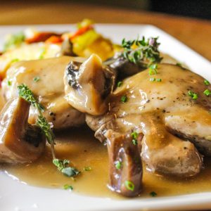 Pollo cocinado a baja temperatura en su jugo con patatas panadera.