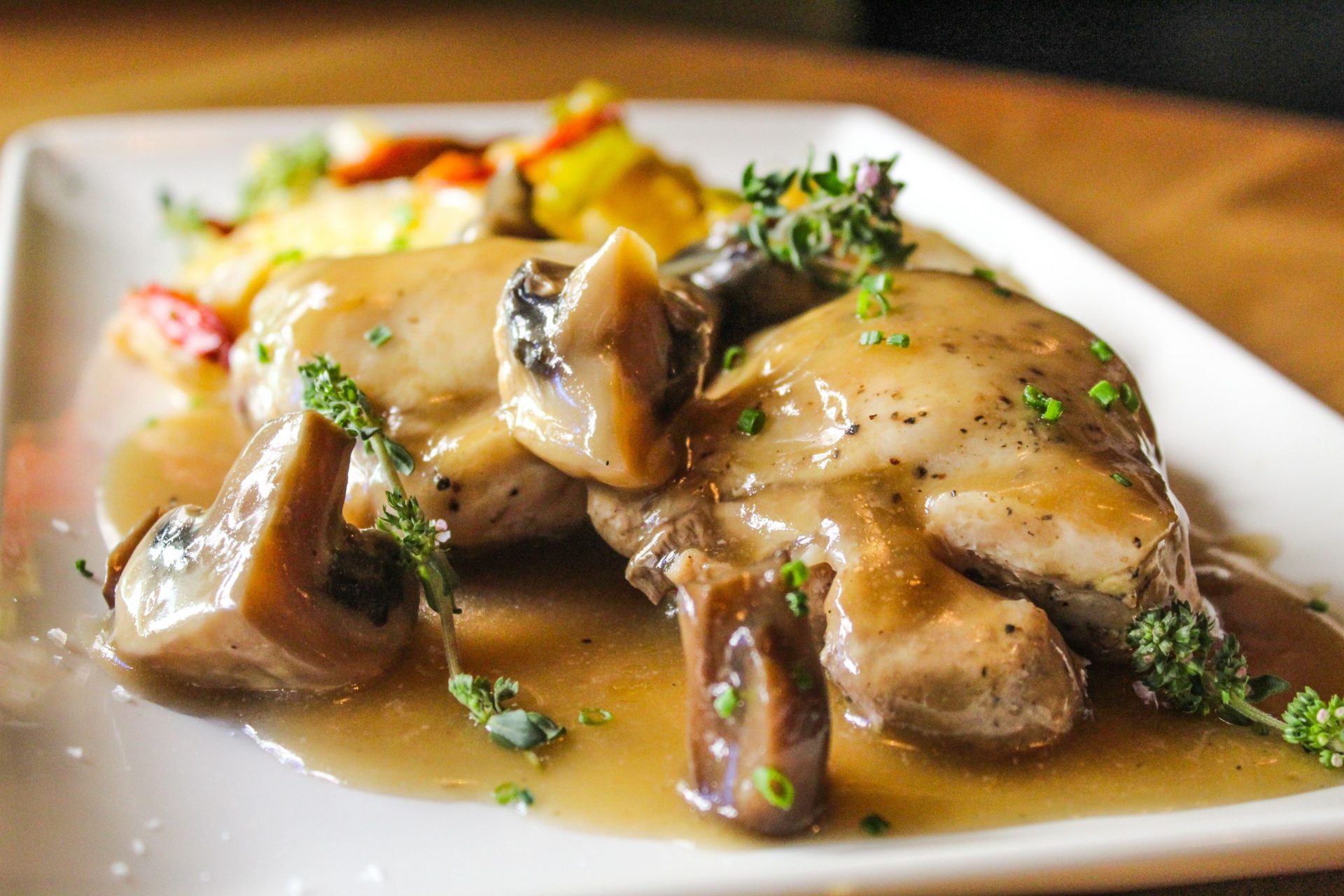 Pollo cocinado a baja temperatura en su jugo con patatas panadera.