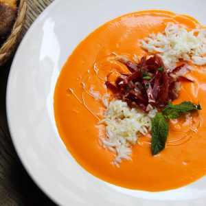 Salmorejo con virutas de jamón Ibérico y huevo cocido