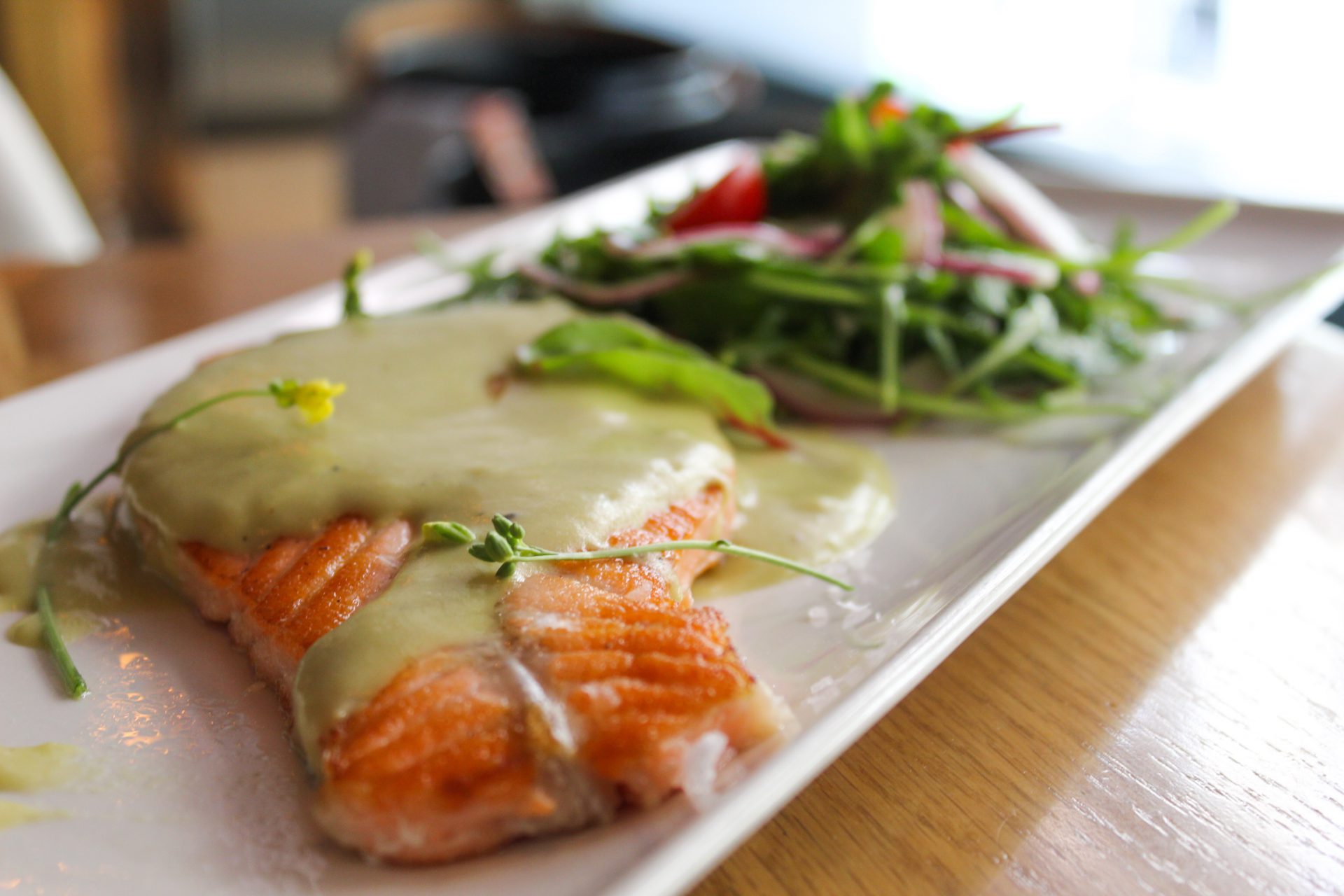 Salmón noruego con salsa de trigueros y ensalada de rúcula