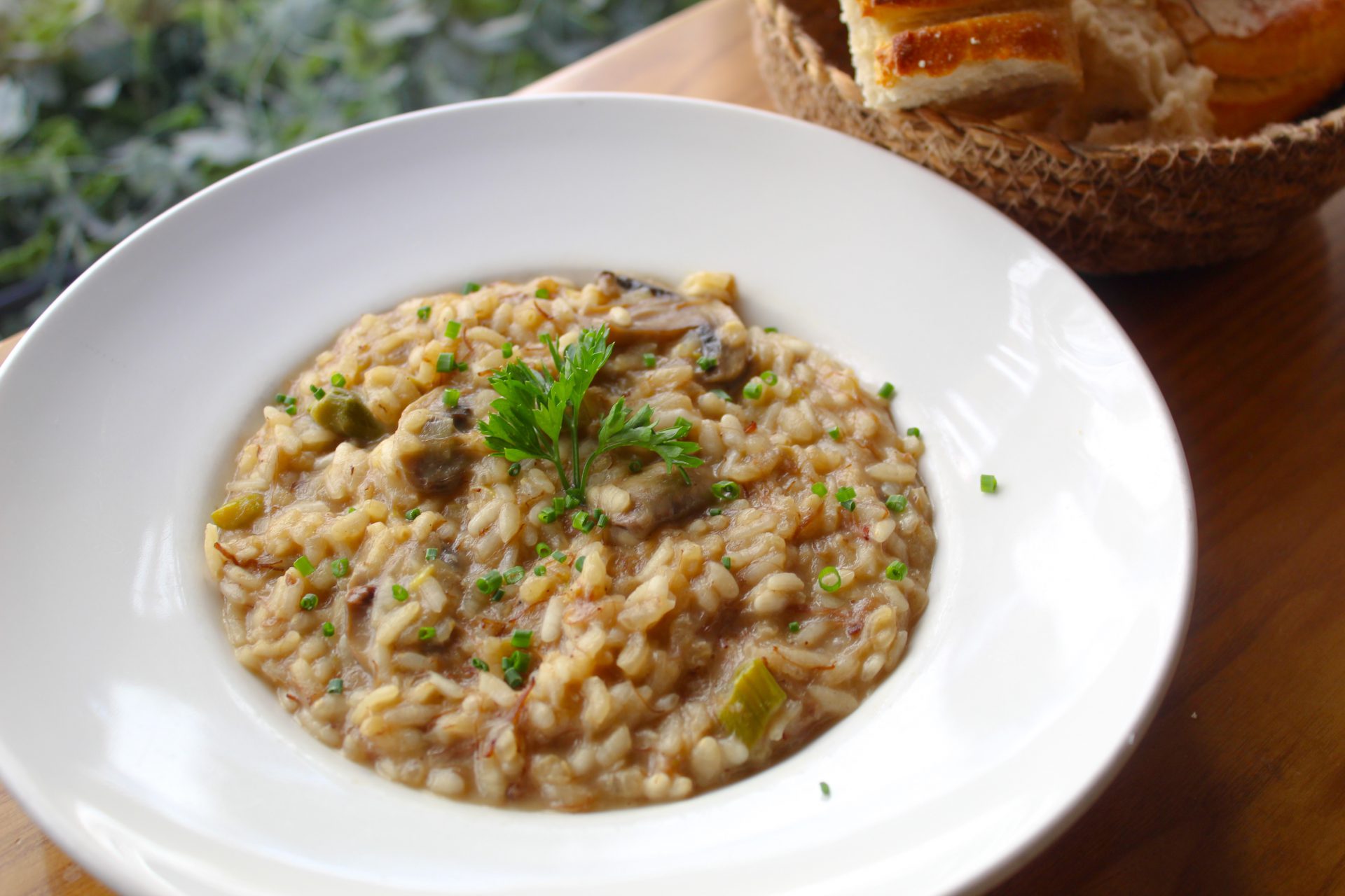 Arroz meloso de rabo de toro con champiñones y espárragos trigueros