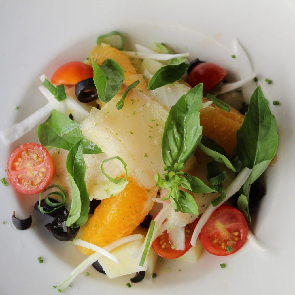 Ensalada malagueña con naranja patata cocida bacalao ahumado tomate Cherry y cebolleta