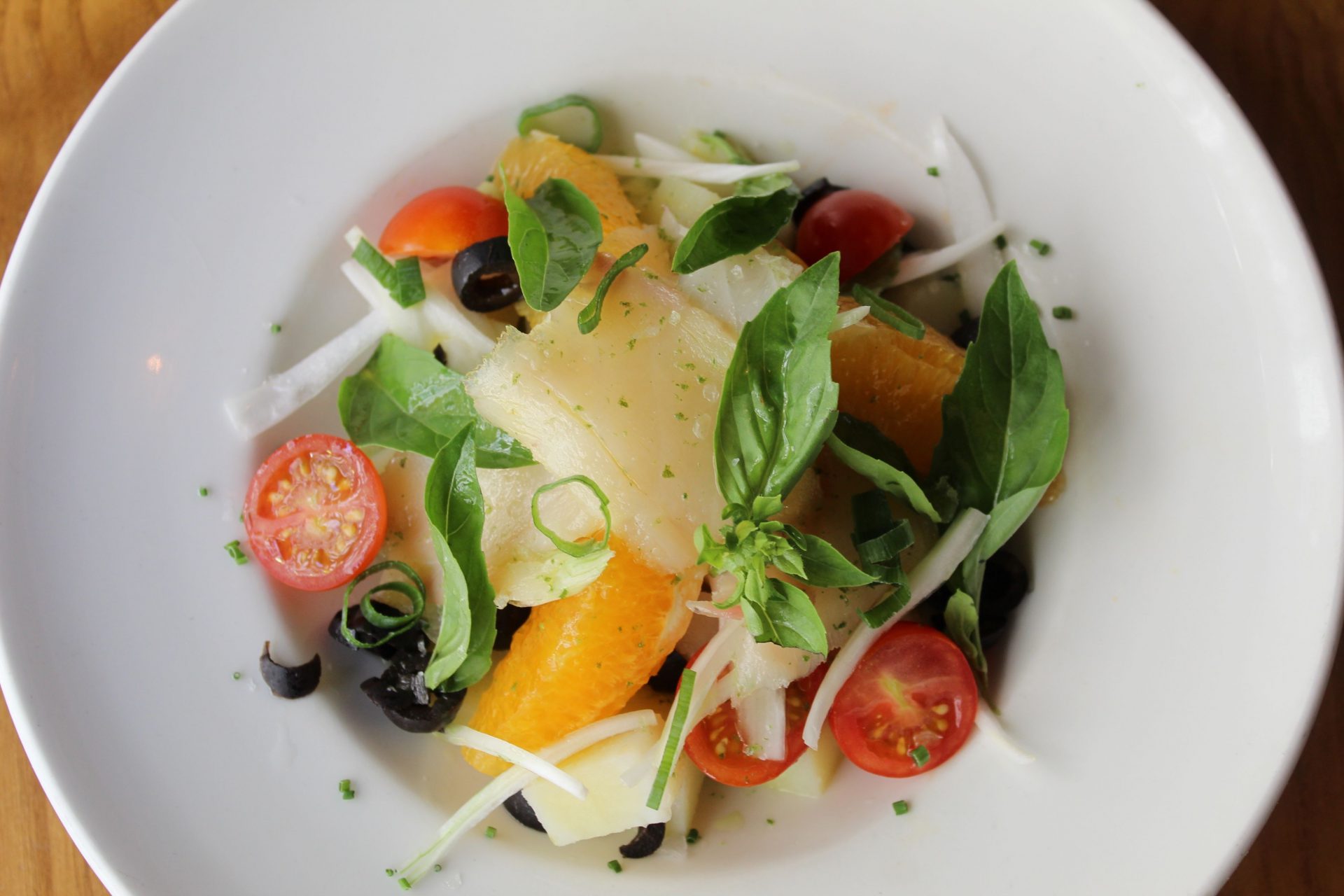 Ensalada malagueña con naranja patata cocida bacalao ahumado tomate Cherry y cebolleta