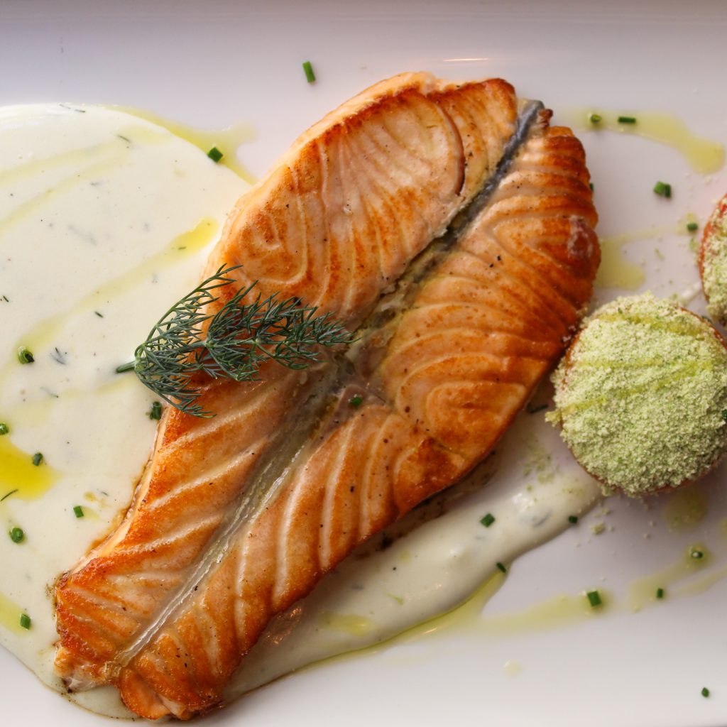 Salmón con crema de patata al eneldo y tomates provenzales