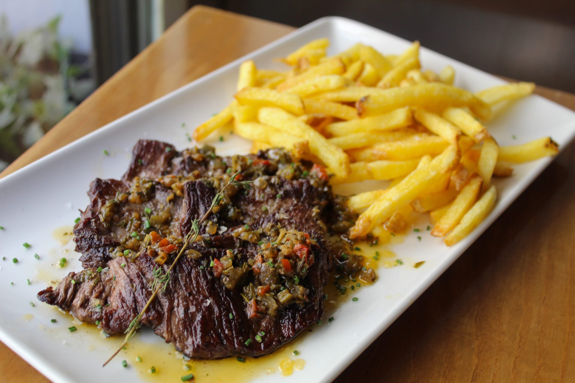 Entraña de ternera a la plancha con chimichurri casero y patatas fritas.Entraña de ternera a la plancha con chimichurri casero y patatas fritas.