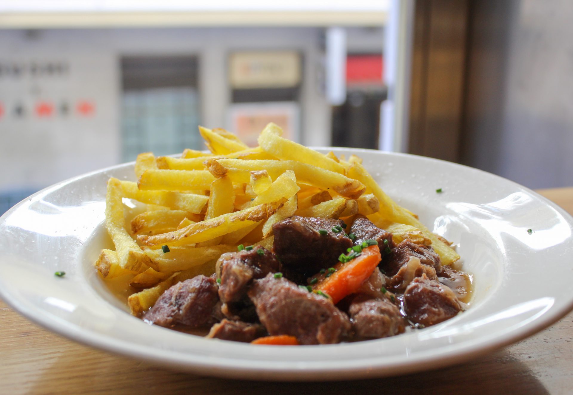 Carrilleras de cerdo estofadas con verduras y patatas fritas