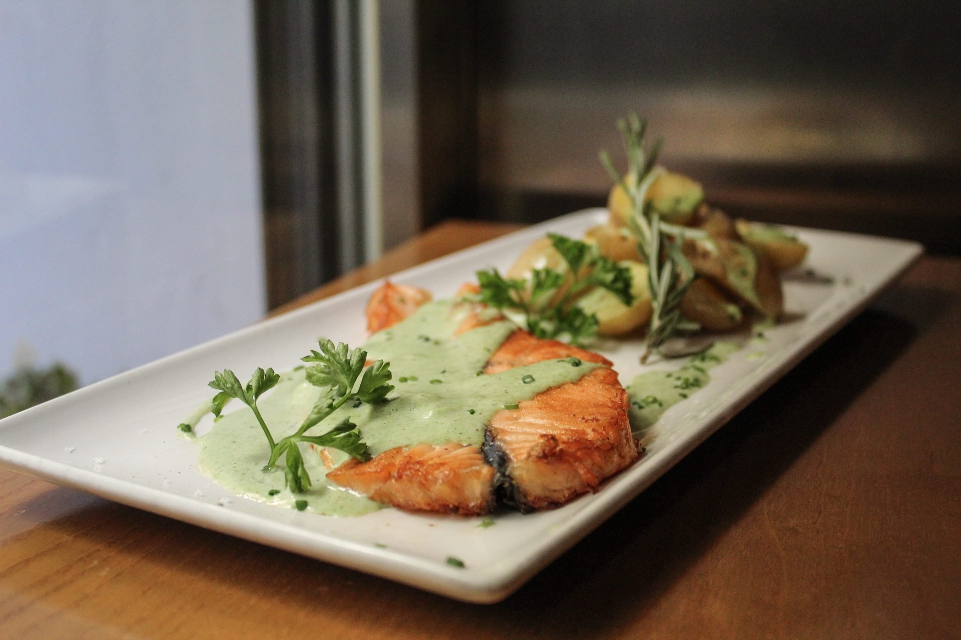 Salmón Noruego con crema de espinacas y patatitas asadas