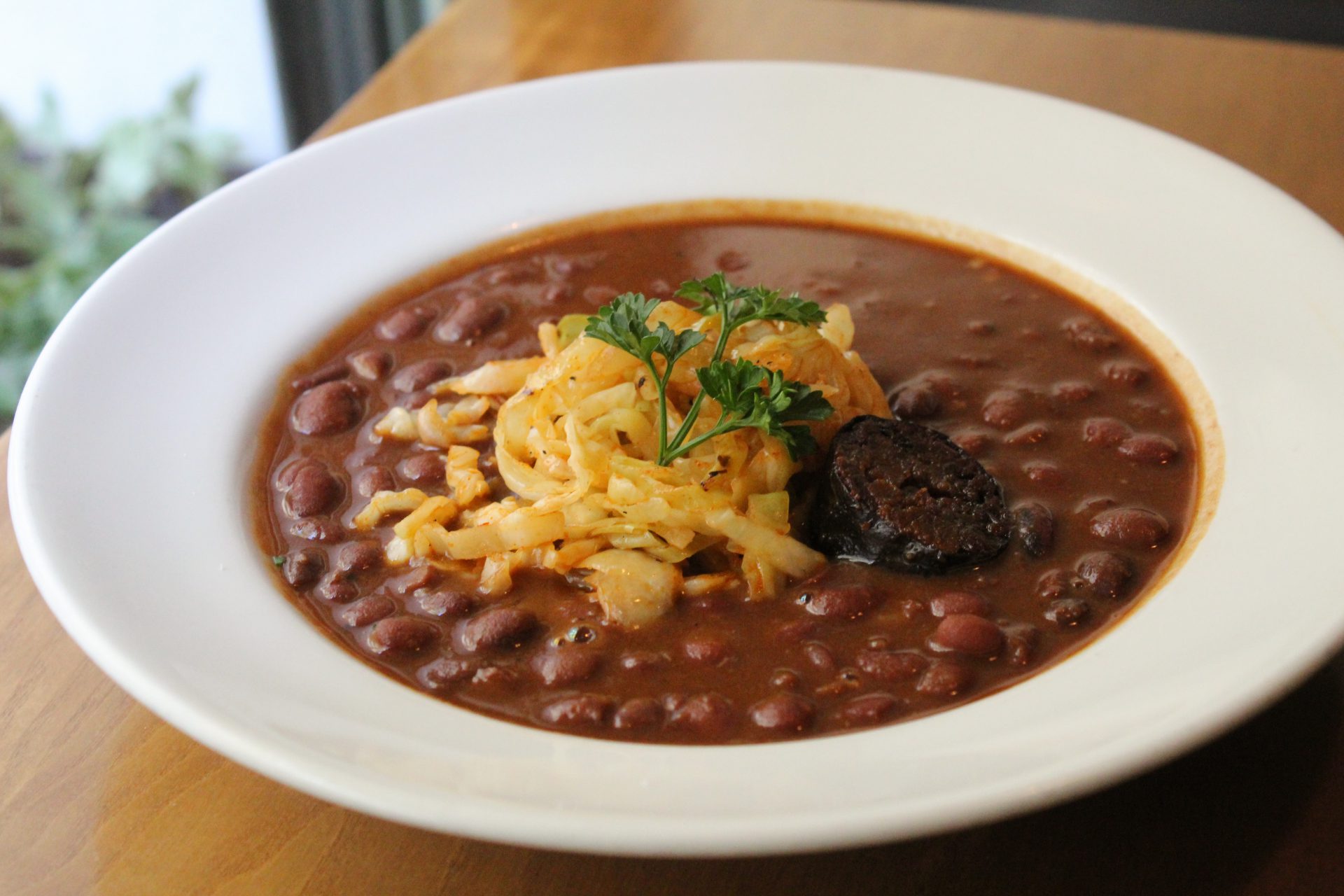 Alubias de Tolosa con morcilla y repollo salteado