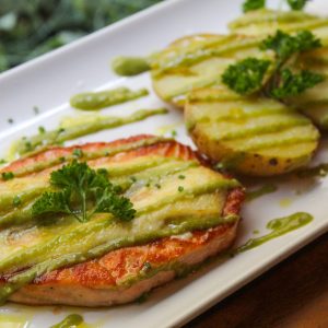 Salmón gratinado con alioli acompañado de patatas con mojo verde
