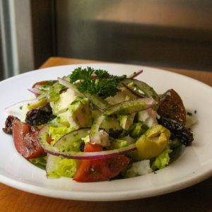 Ensalada campera con patata, tomate, queso de Cabra y aliño de albahaca