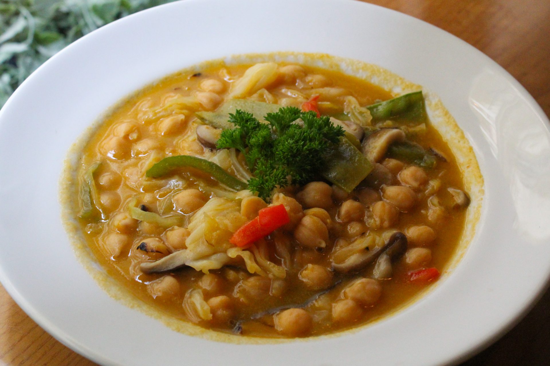 Potaje de garbanzos estofados con verduras de temporada