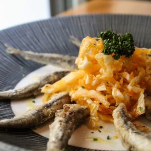 Boquerones fritos con ensalada de col aliñada con ajo y pimentón