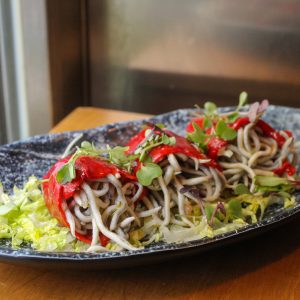 Ensalada de pimientos del Piquillo rellenos de gulas aliñadas
