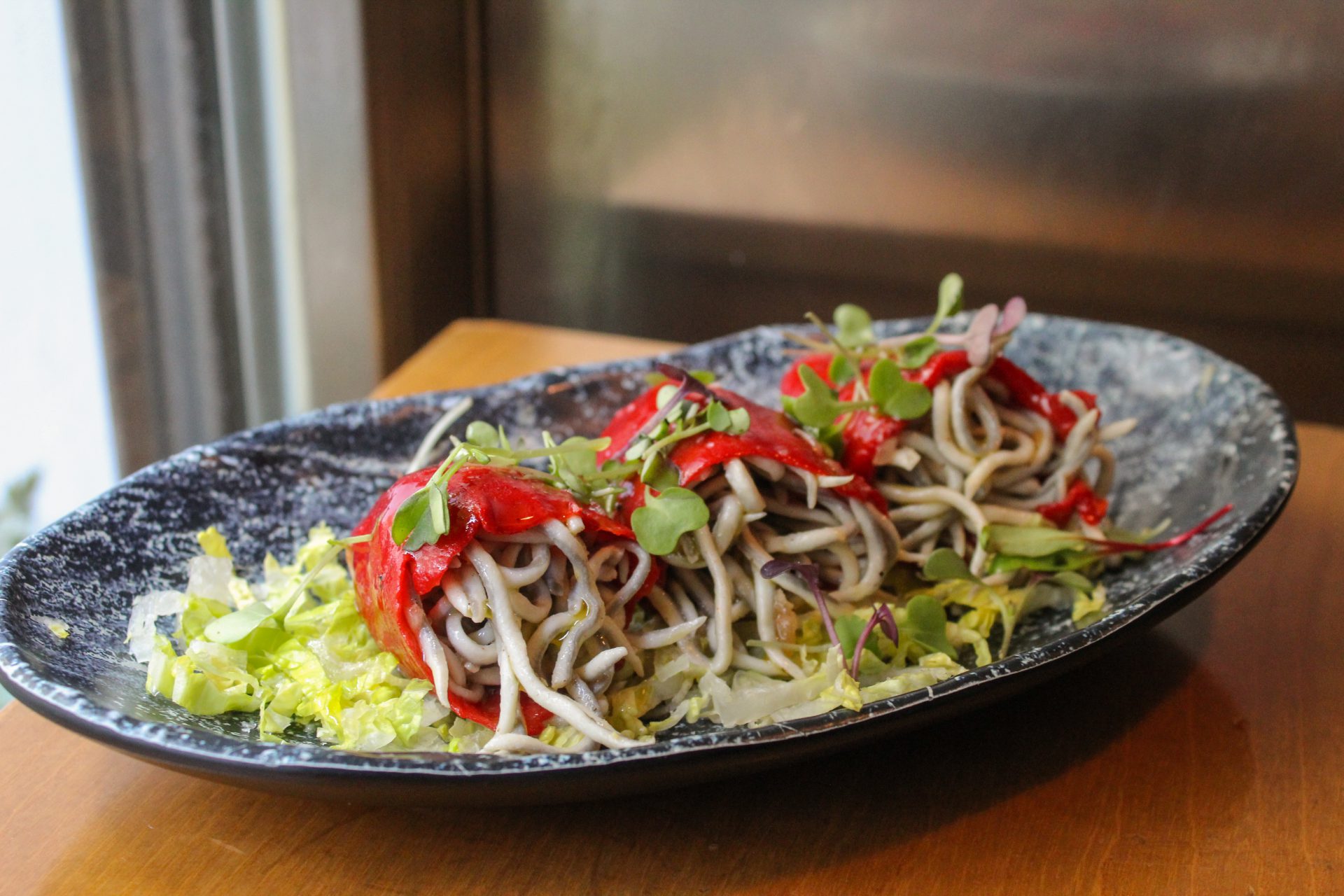 Ensalada de pimientos del Piquillo rellenos de gulas aliñadas