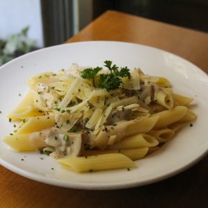 Penne rigatte con salsa de champiñones y vodka