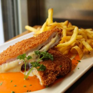 San Jacobo relleno de jamón y queso con salsa de tomate y patatas fritas