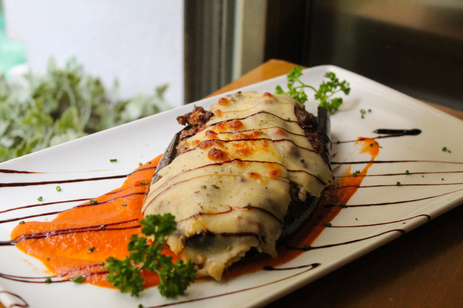 Berenjenas gratinadas rellenas de ternera con salsa de tomate casera