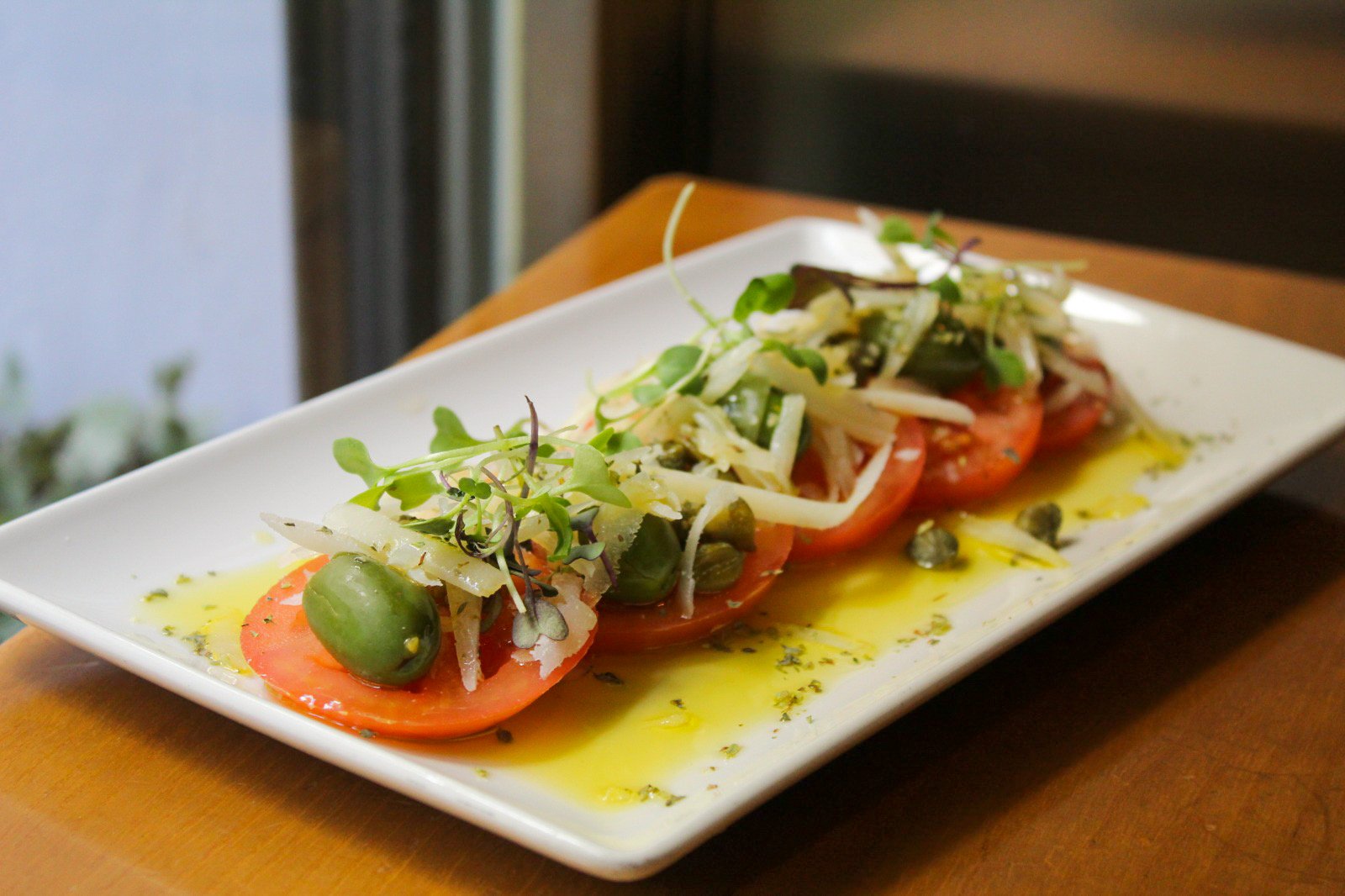 Ensalada manchega con tomate, queso manchego, aceitunas, orégano y alcaparras