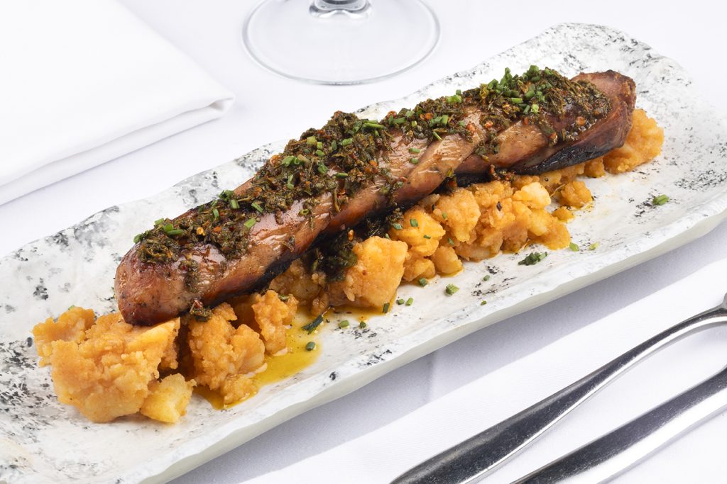 Chorizo criollo a la parrilla de carbón con patata revolcona