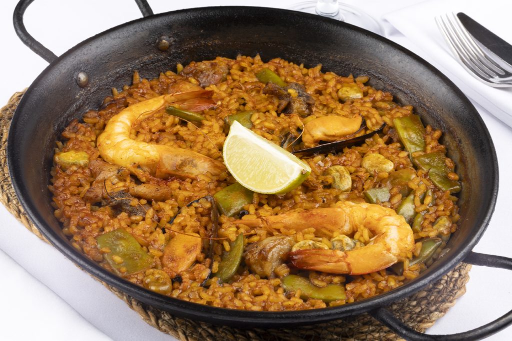 Paella Valenciana con carne y marisco