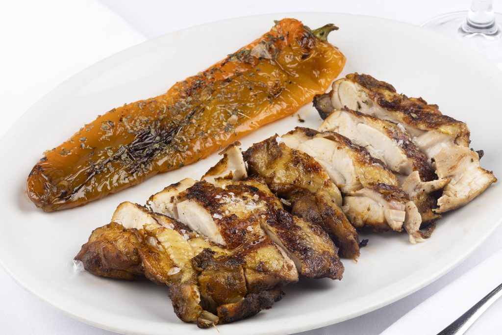 Pollo parrillero a la brasa con pimiento rojo asado al carbón